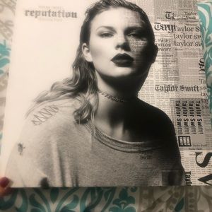 Taylor Swift box from her concert everything new !